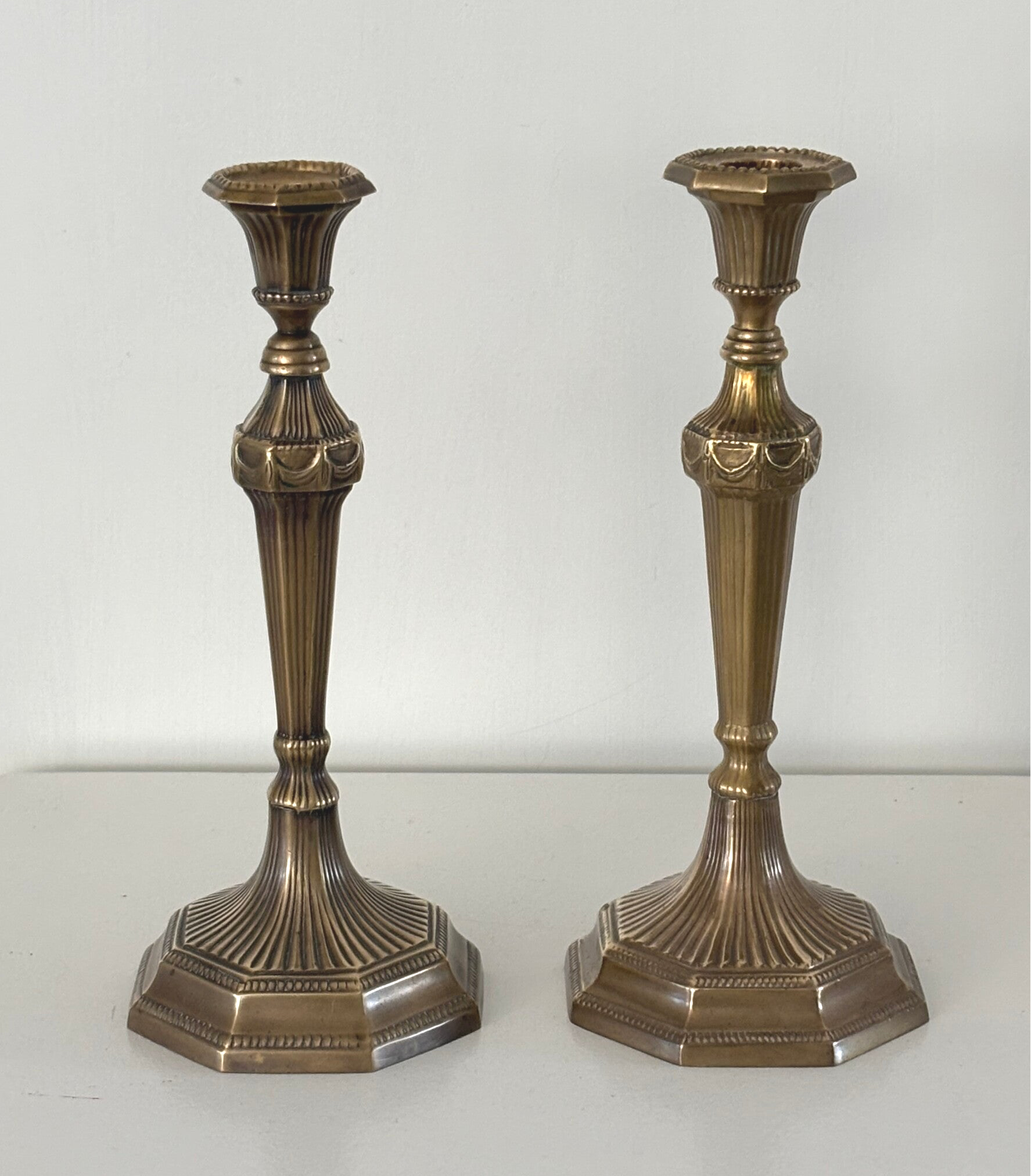 2 Fraai gedecoreerde Franse kandelaren - Set of beautifully decorated French candlesticks