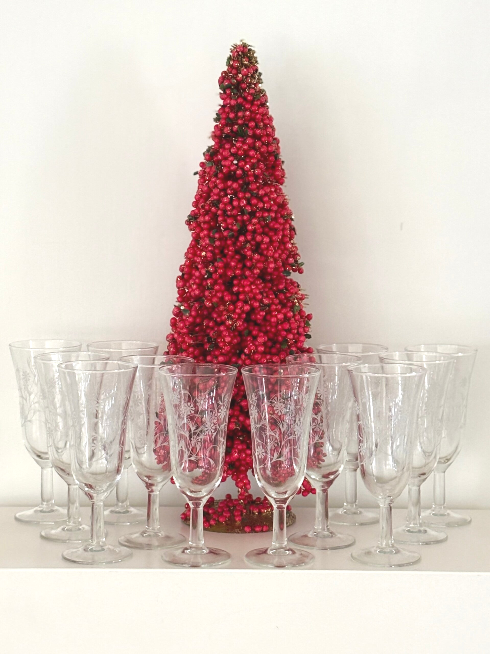 Een set van 12 (Champagne) flûtes met een verfijnd bloemdecor - Set of 12 (Champagne flutes) with a refined floral decoration