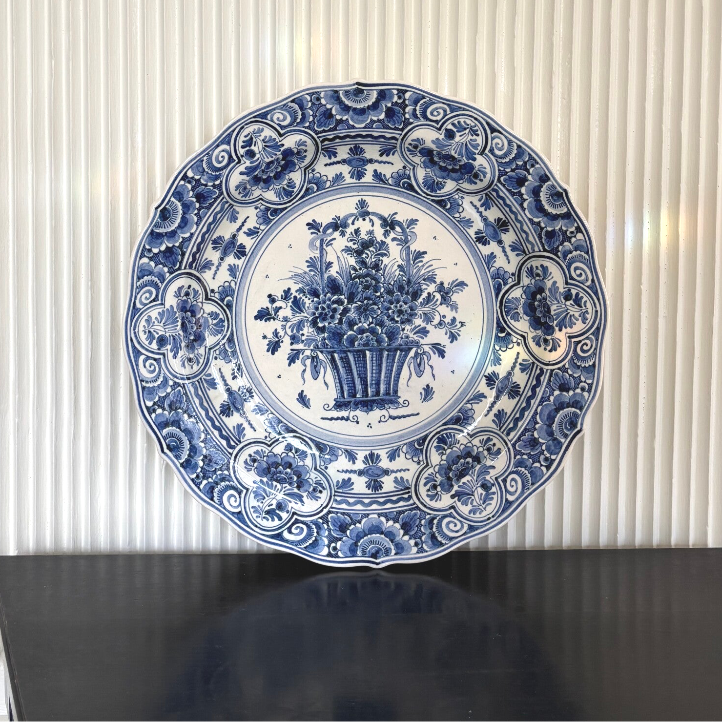 Wandbord XL van Delfts aardewerk (d 40 cm) - Delftware wall plate XL (d 40 cm)