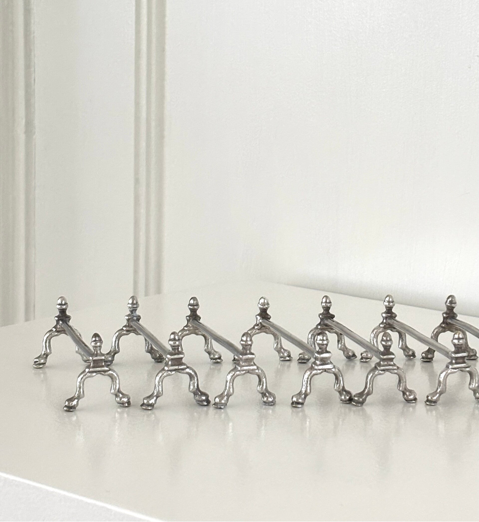 Verzilverde messenleggers uit de jaren 20 - Silver-plated knife rests from the 1920s