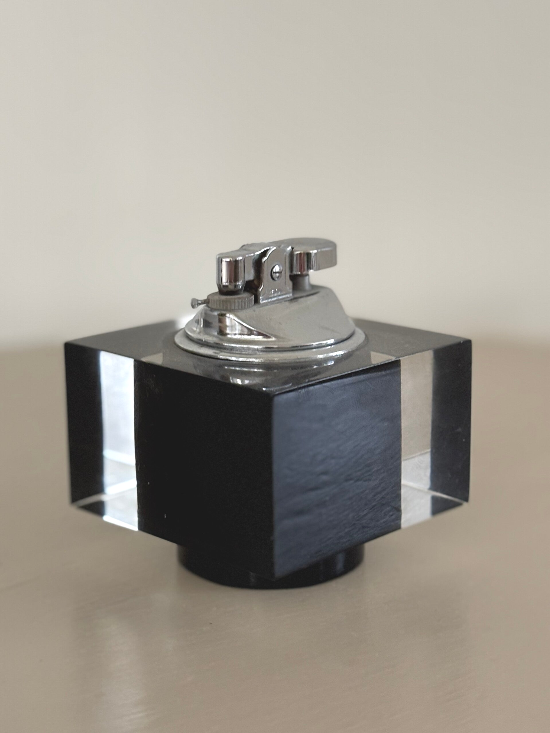 Stijlvolle design tafelaansteker uit ca 1960 - Stylish 1960 design table lighter