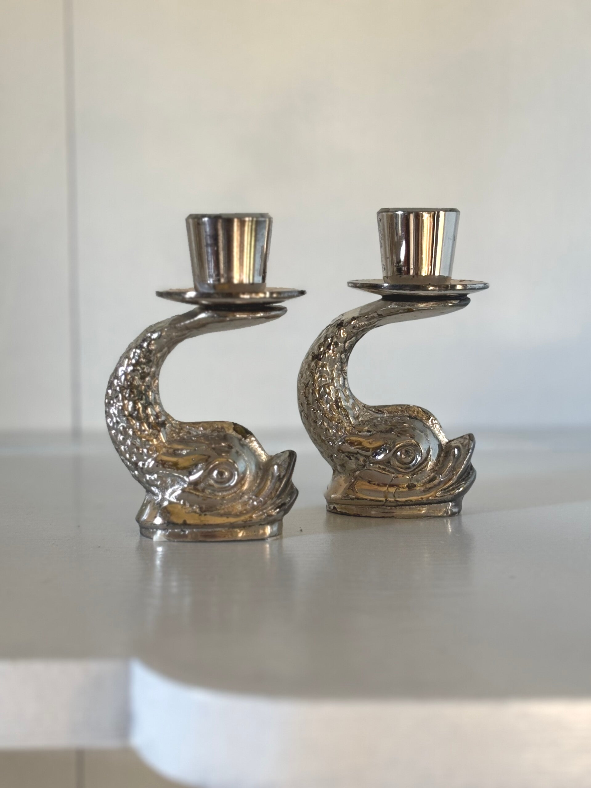 2 Verzilverde zware kandelaren door F. Abela & Sons Malta- 2 Silver-plated heavy candlesticks by F. Abela & Sons Malta