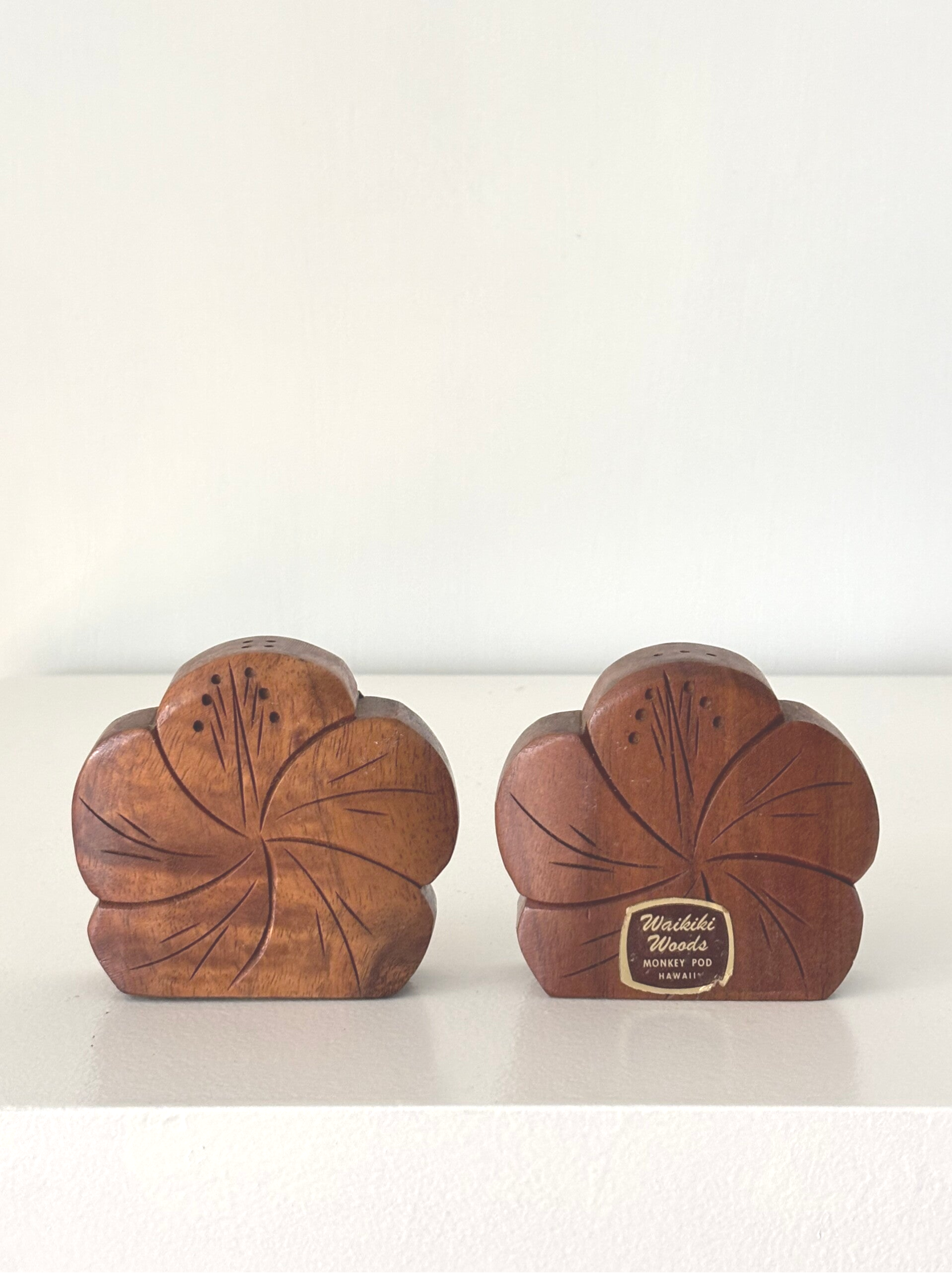 Peper- en zoutstel hibiscusbloem Hawaii - Hibiscus-shaped salt and pepper set Hawaii