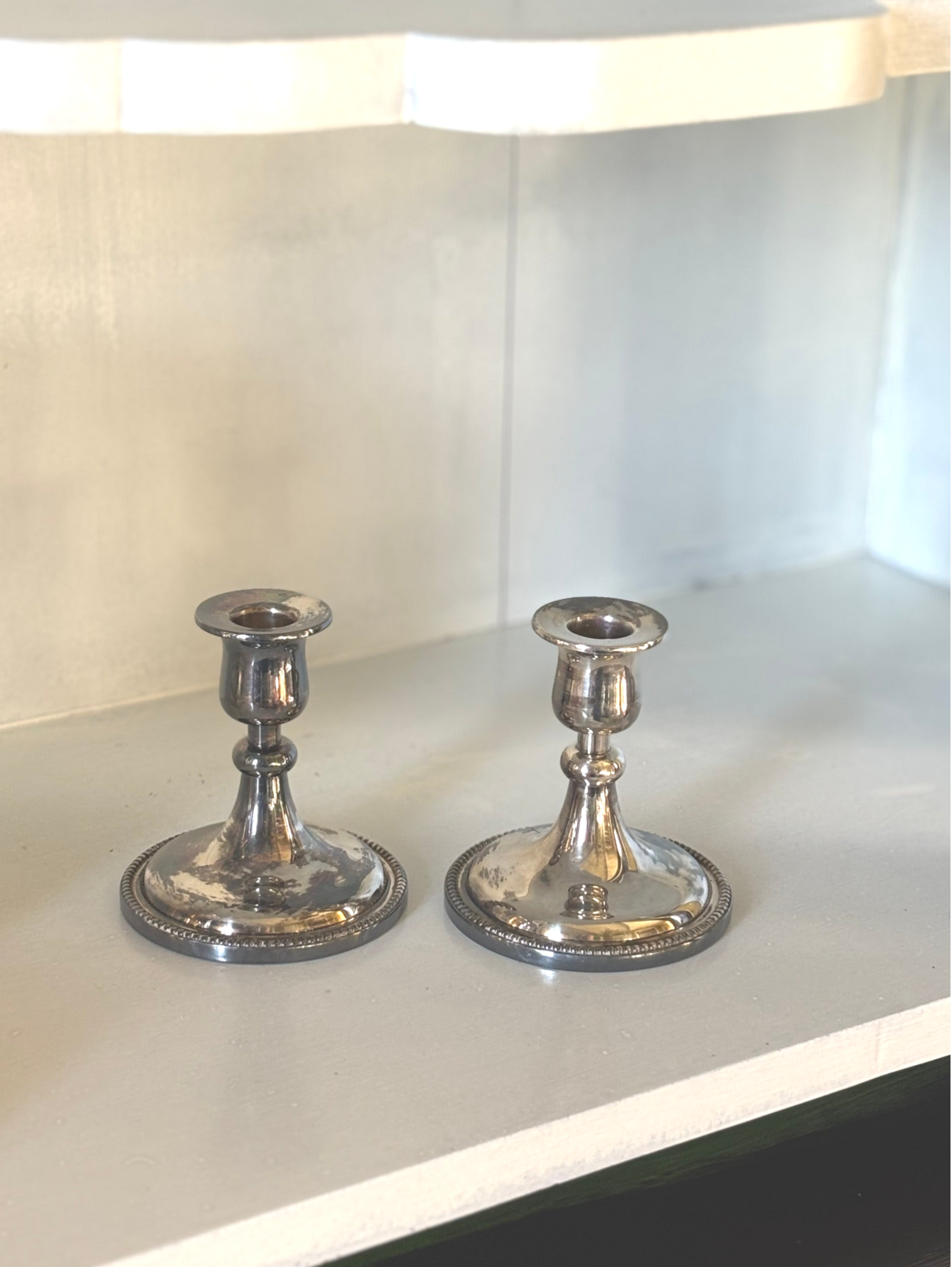 Elegante set van twee verzilverde kandelaren - Elegant set of two silver-plated candlesticks