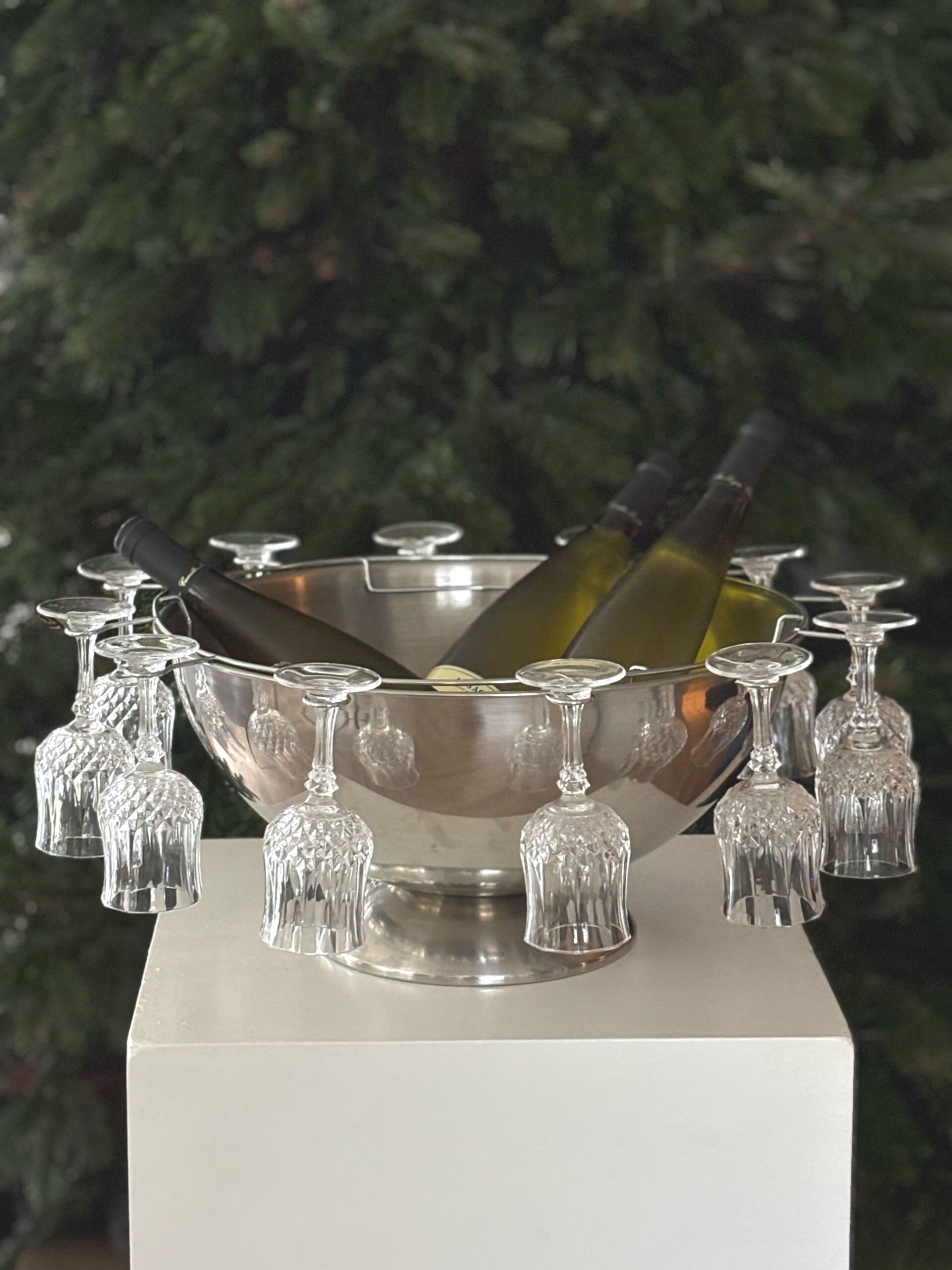 Feestelijke wijn- en Champagnekoeler met 12 kristallen glazen - Festive wine and Champagne cooler accompanied by 12 crystal glasses