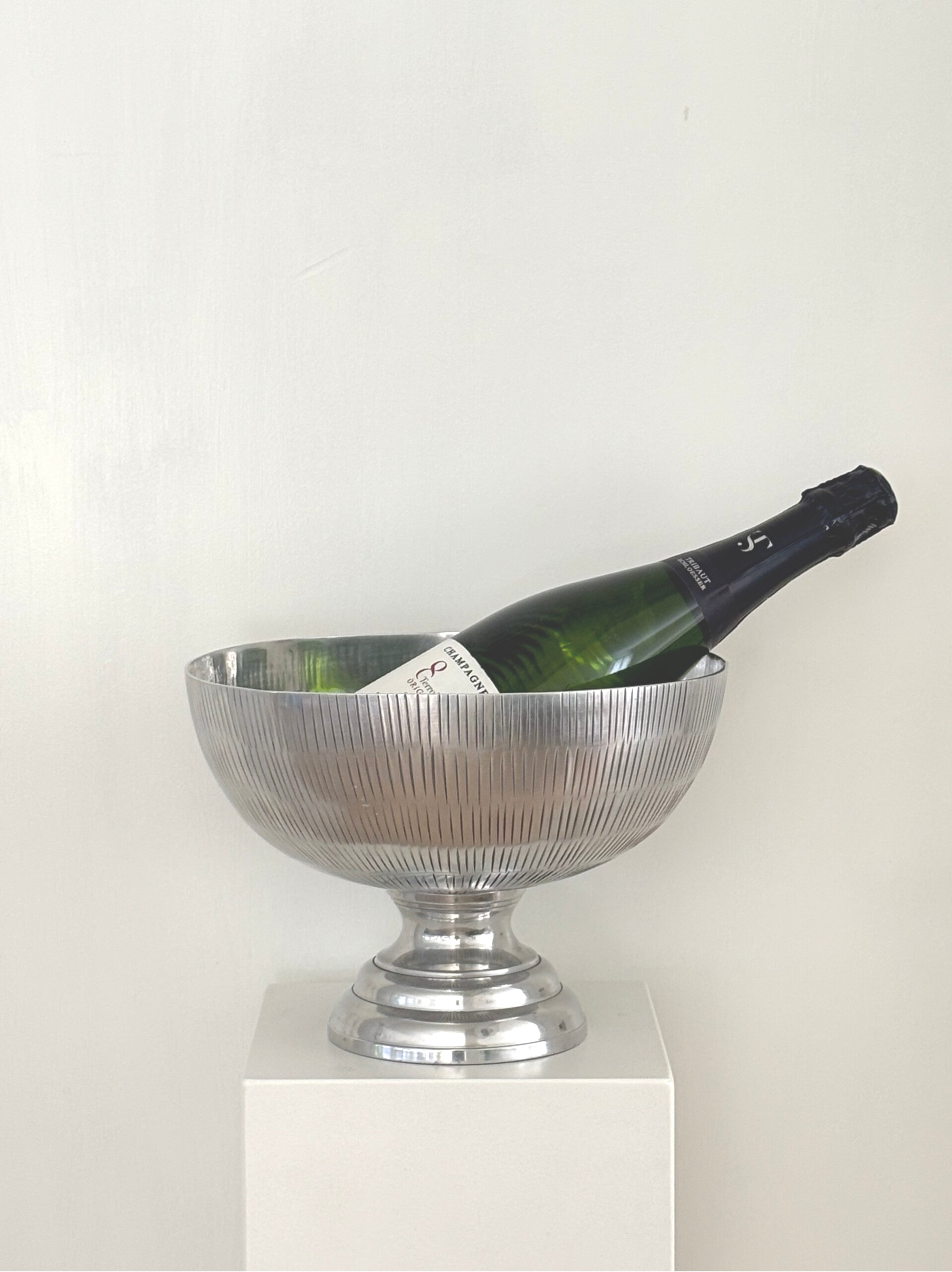 Elegante wijnkoeler op voet - Chic wine cooler on a pedestal