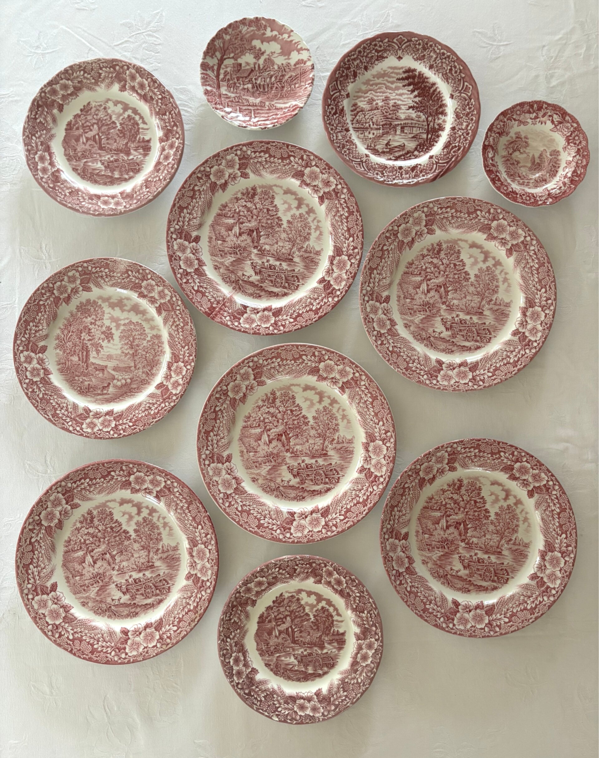 Sfeervolle set van 11 Engelse rode borden - Atmospheric set of 11 English red plates