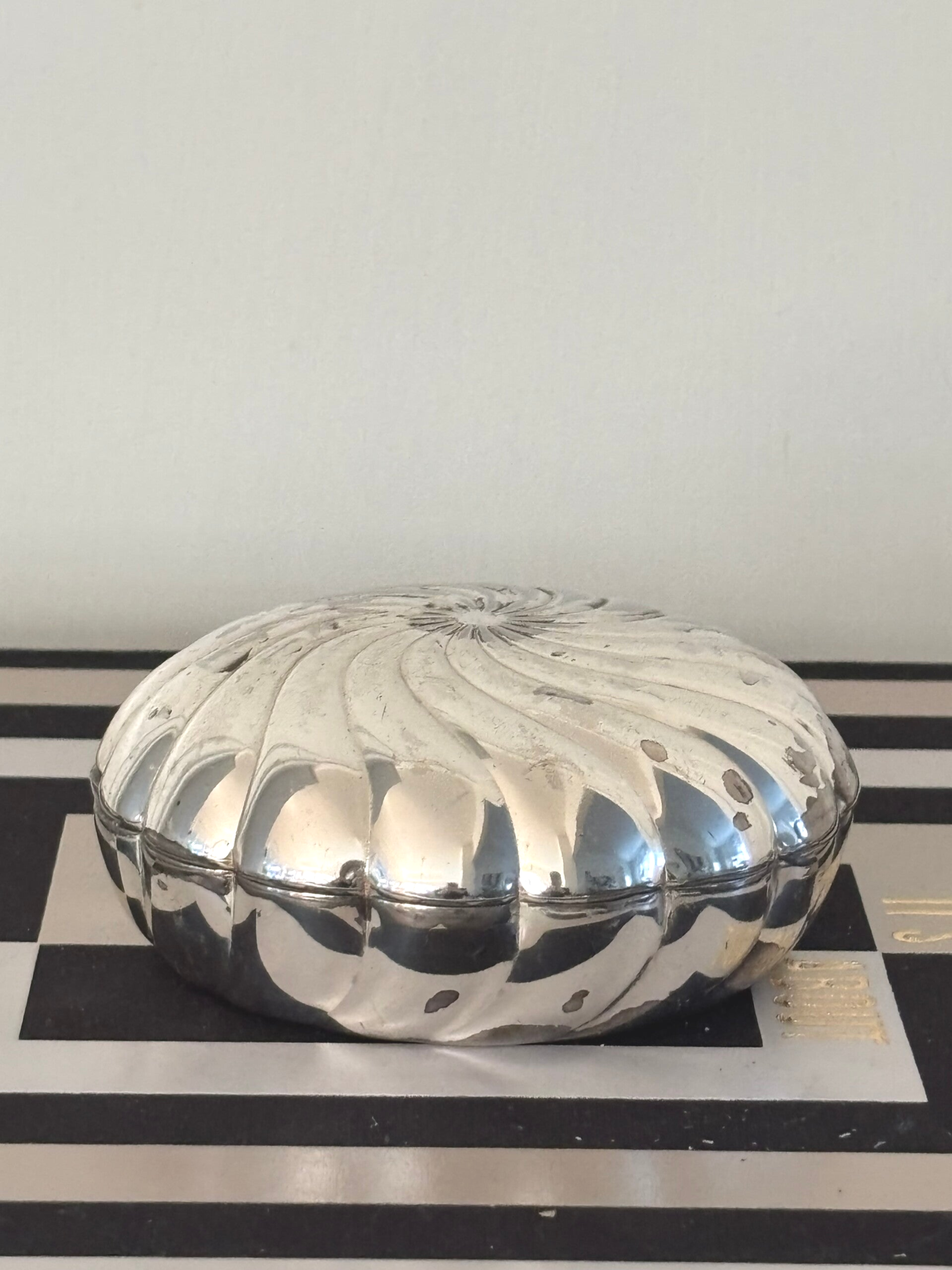 Verzilverd doosje Orfèvrerie Urbain, hofleverancier te Brussel - Silver-plated box with lid Orfèvrerie Urbain, royal warrant holder Brussels