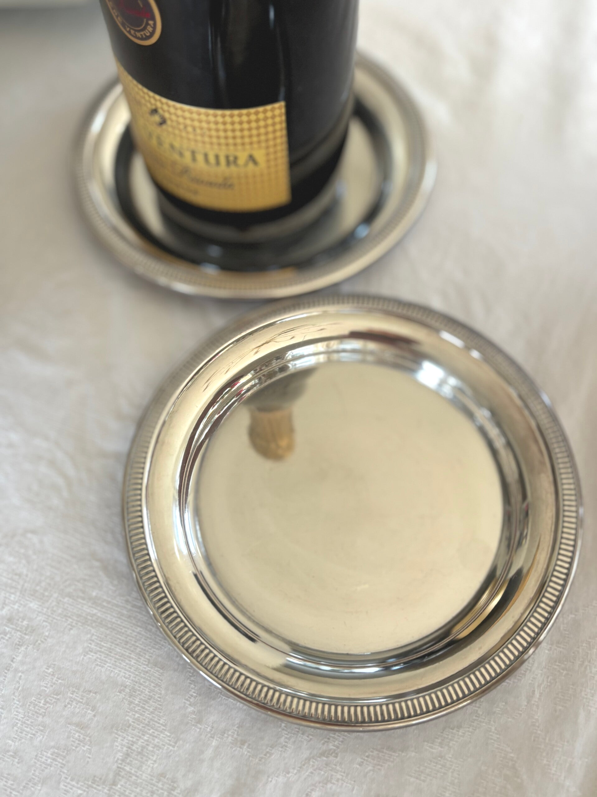 Verzilverde flesonderzetter van zilversmid Wiskemann - Silver-plated bottle coaster by silversmith Wiskemann