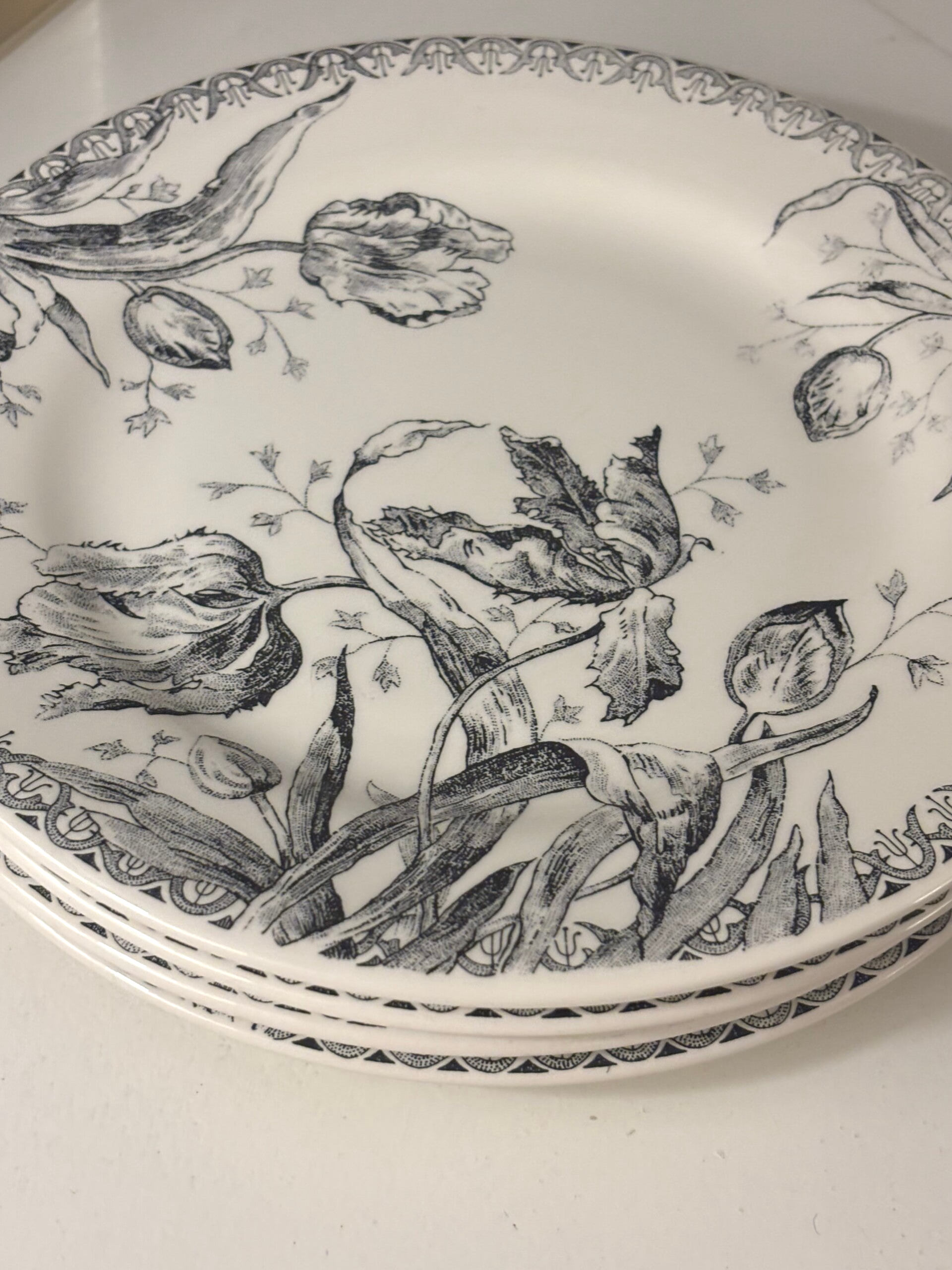 4 Ontbijtborden ‘Tulipes’ uit de Tables de Charme collectie van Gien France - 4 ‘Tulipes’ breakfast plates from the Tables de Charme collection by Gien France