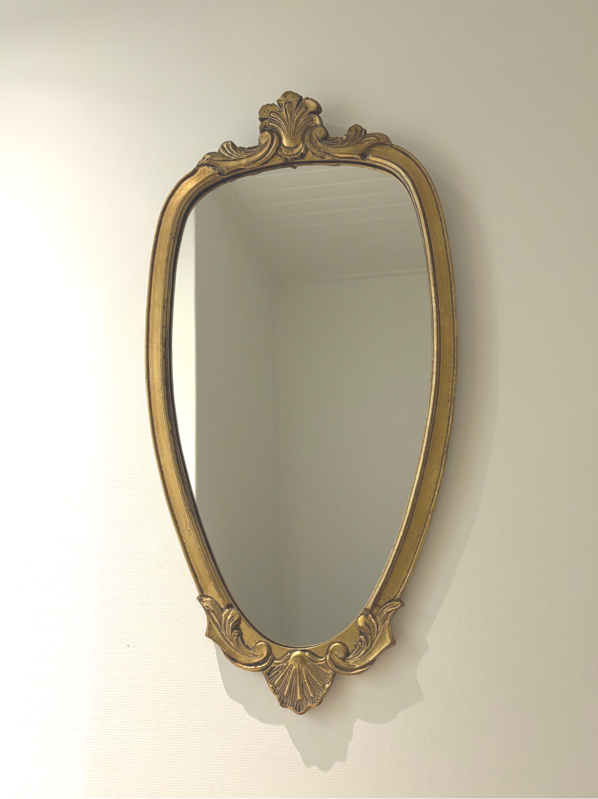 Grote goudkleurige spiegel XL - Large gold-colored mirror XL