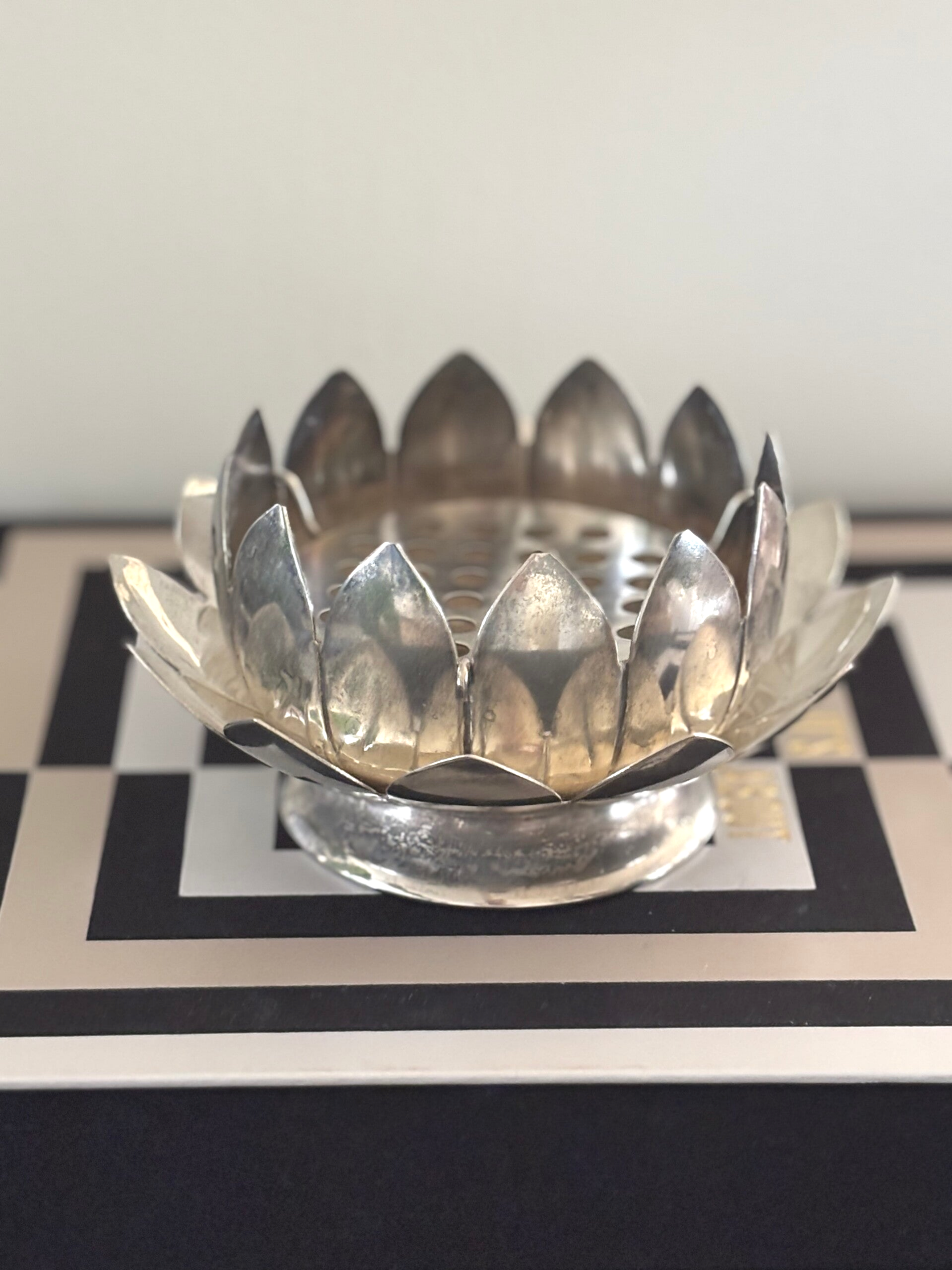 Elegante verzilverde pique-fleur ‘Lotus’ op voet - Elegant silver-plated ‘Lotus’ pique-fleur on a pedestal