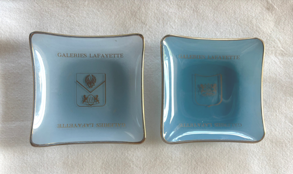 Set van 2 glazen schaaltjes van Galeries Lafayette Paris - Set of 2 glass trinket dishes from Galeries Lafayette Paris