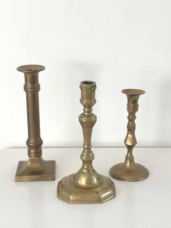 Een stijlvolle set messing kandelaren - A stylish set of brass candlesticks