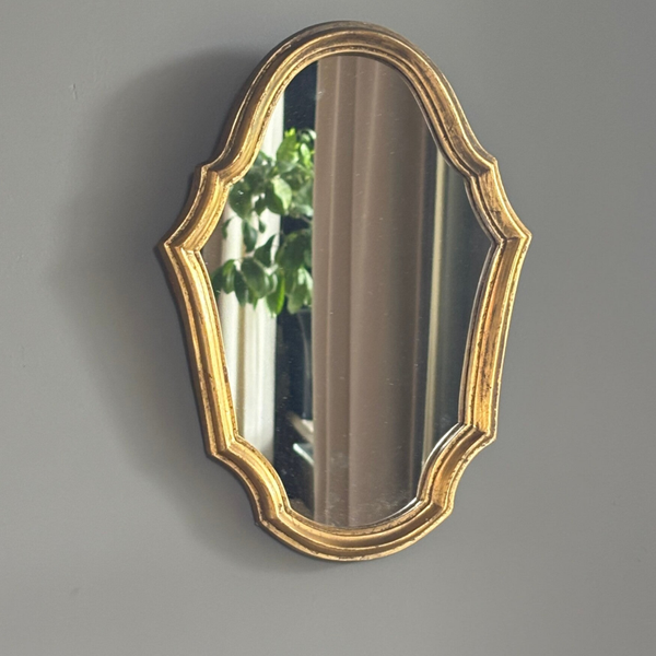 Spiegel met goudkleurige lijst - Mirror with a gold-coloured frame