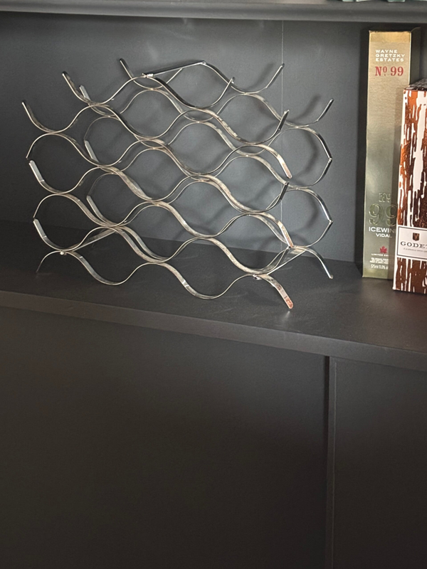 Stijlvol verchroomd metalen flessenrek - Stylish chrome-plated metal bottle rack