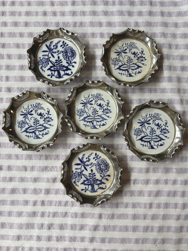 Zes antieke porseleinen onderzetters Zwiebelmuster - Six antique porcelain coasters Zwiebelmuster