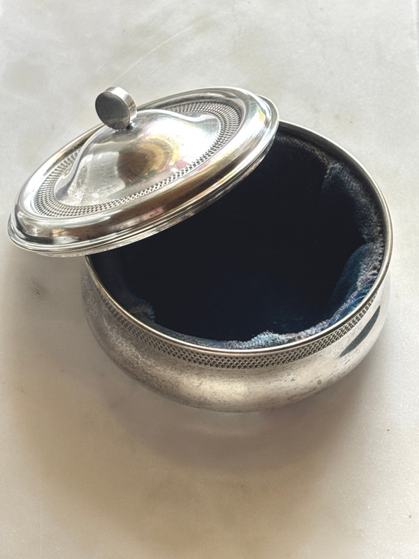 Verzilverd Art Deco dekselpotje met fluwelen bekleding - Silver-plated Art Deco lidded jar with velvet lining