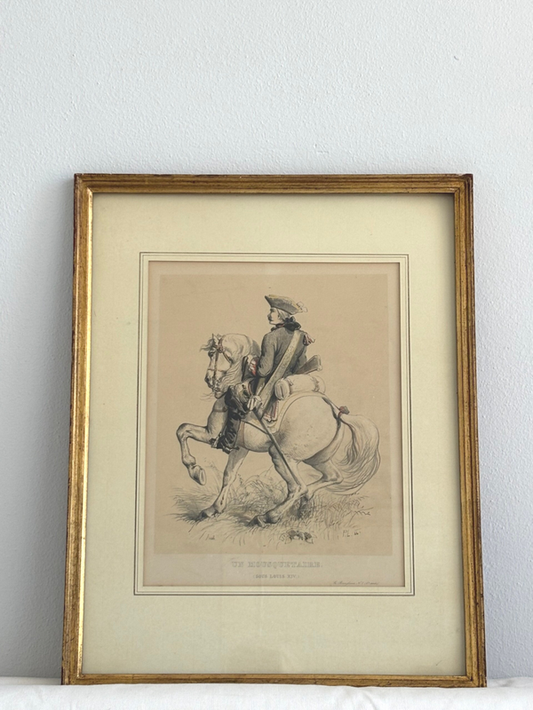 Antieke ingelijste lithografie met een Franse musketier te paard - Antique framed lithograph depicting a French musketeer on horseback