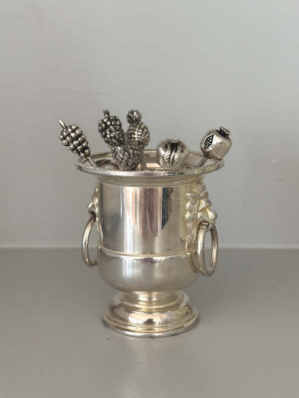 Verzilverde beker met leeuwenkoppen & cocktailprikkers - Silver-plated cup with lion head details & cocktail picks