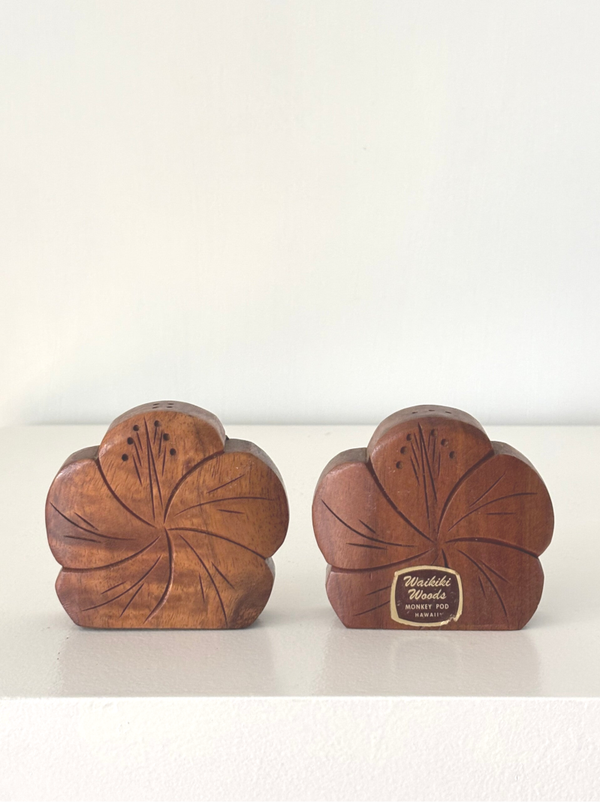 Peper- en zoutstel hibiscusbloem Hawaii - Hibiscus-shaped salt and pepper set Hawaii