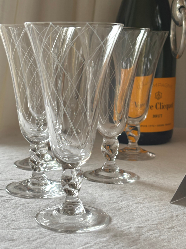 8 Champagneflutes met ruitpatroon - 8 Champagne flutes with diamond pattern