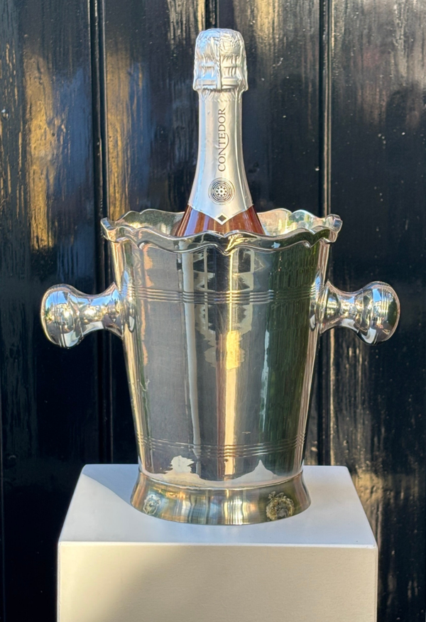 Verzilverde Champagnekoeler met een elegant hoog model  - Silver-plated Champagne cooler with an elegant tall silhouette