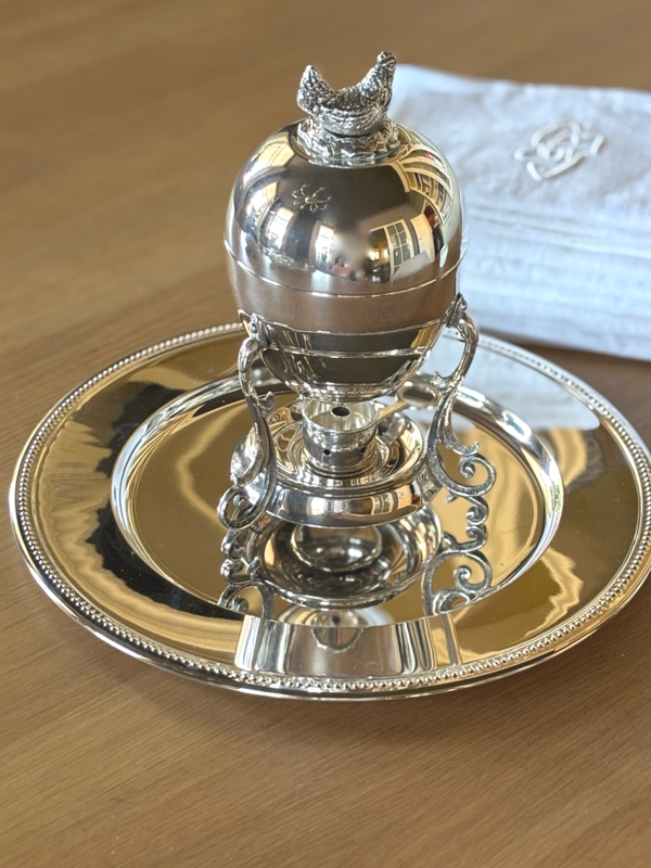 Replica van een Victoriaanse eierwarmer met bijpassend onderbord - Replica of a Victorian egg warmer with a matching underplate