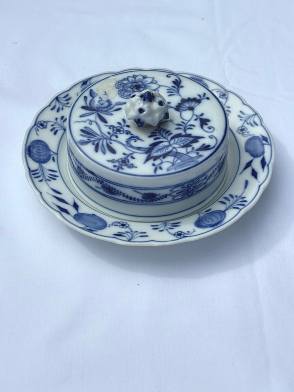 Prachtige botervloot van Huttensteinach met het klassieke Zwiebelmuster-patroon - Beautiful Huttensteinach butter dish featuring the classic Zwiebelmuster pattern