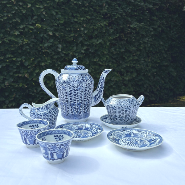 8-Delige porseleinen set met verfijnd peterseliedecor - 8-Piece porcelain set featuring a delicate parsley pattern