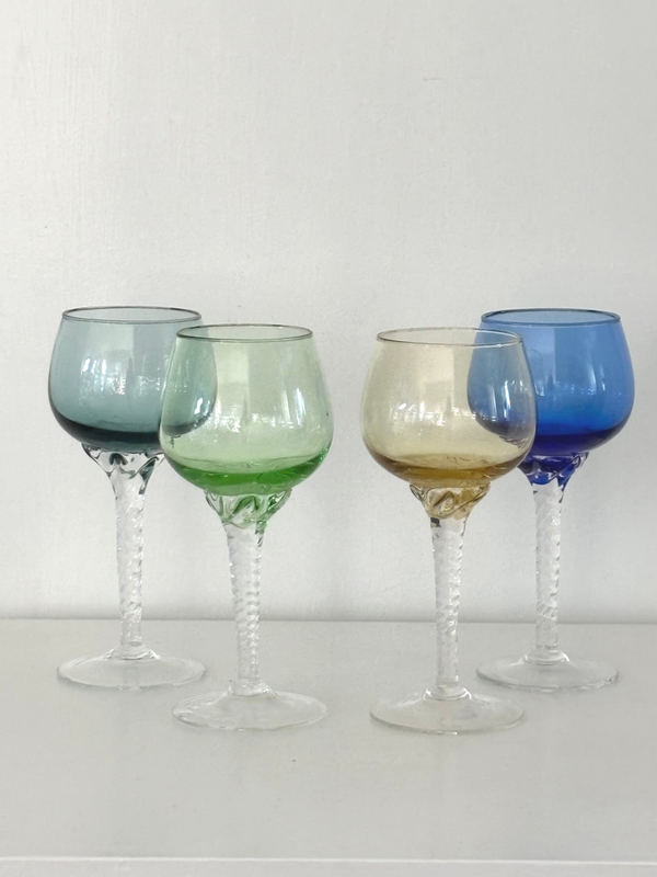Set van 4 gekleurde wijnglazen - Set of 4 coloured wine glasses