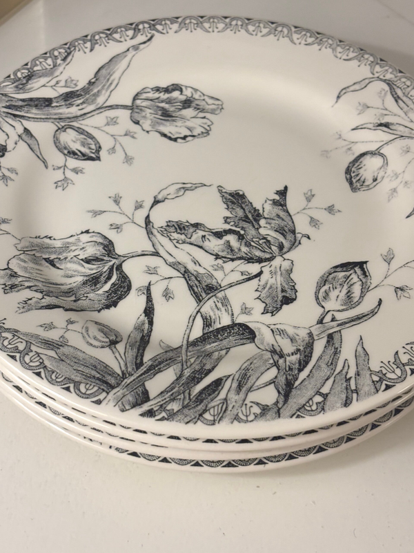 4 Ontbijtborden ‘Tulipes’ uit de Tables de Charme collectie van Gien France - 4 ‘Tulipes’ breakfast plates from the Tables de Charme collection by Gien France