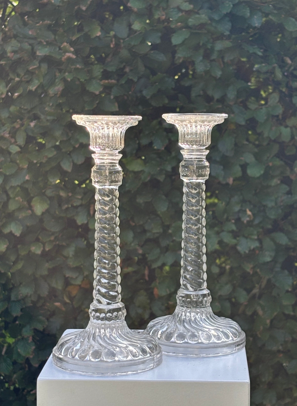 Twee elegante persglazen kandelaren -  Two elegant pressed-glass candlesticks