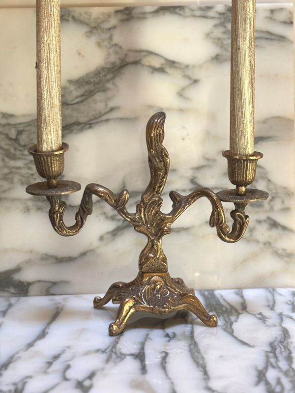 Sierlijke bronzen kandelaar - Graceful bronze candle holder