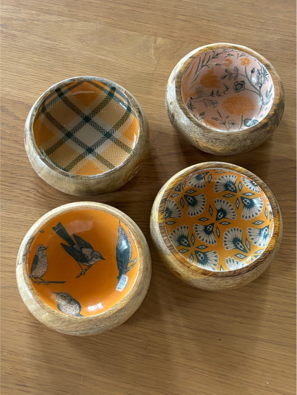 Mooie set van vier houten schaaltjes - Beautiful set of four small wooden dishes