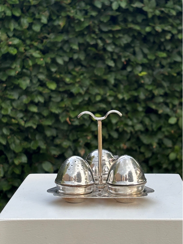 Verzilverde peper-, zout- en mosterdhouder - Silver-plated cruet set with holders for pepper, salt, and mustard