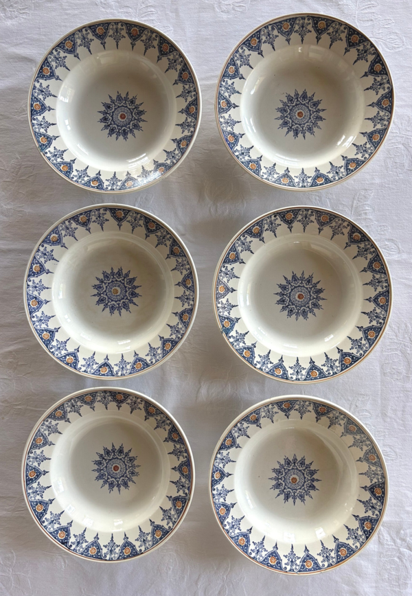 6 Antieke Franse diepe borden van Saint Amand - 6 Antique French soup plates by Saint Amand