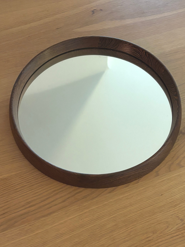 Ronde spiegel met opstaande houten rand - Round mirror with a raised wooden rim