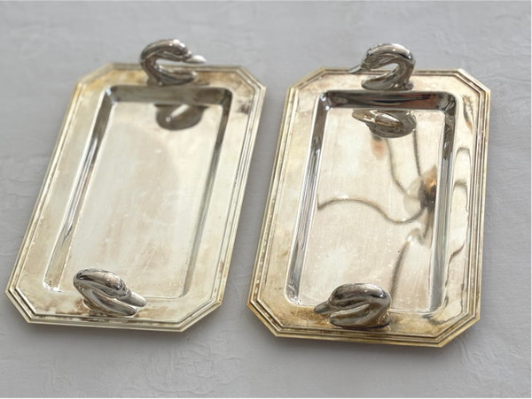 2 Verzilverde serveerschalen ‘eend’ - 2 Silver-plated serving trays ‘duck’