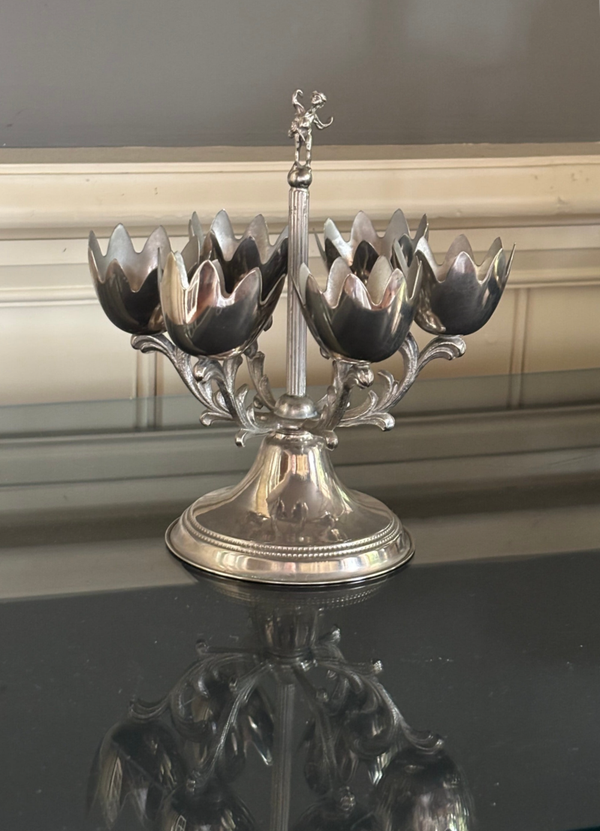 Verzilverde eierhouder in de elegante stijl van Lodewijk XV - Silver-plated egg holder in the elegant Louis XV style
