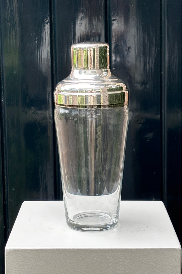 Stijlvolle cocktailshaker met verzilverde dop en zeef  - Stylish cocktail shaker with an silver-plated cap and strainer