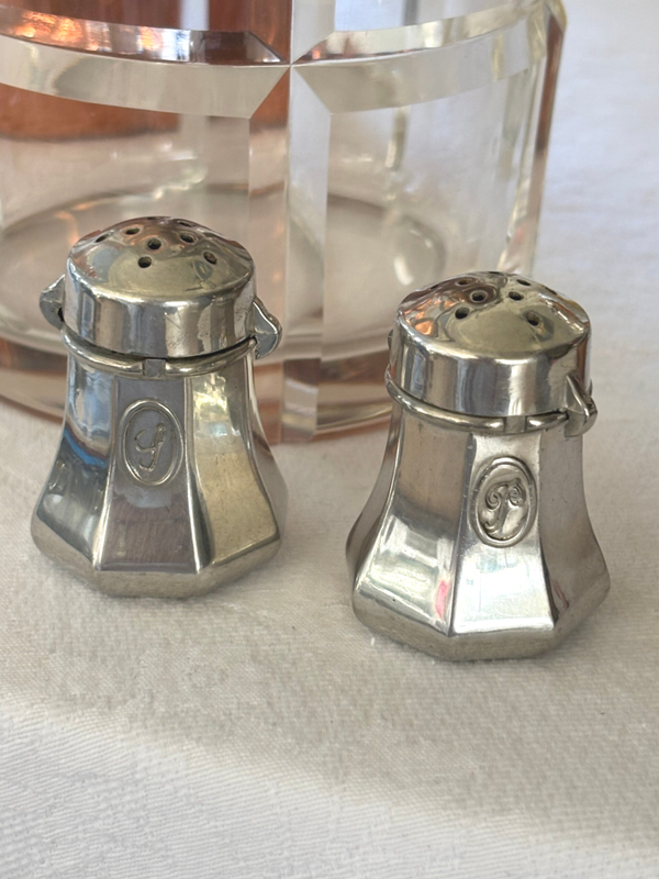 Verzilverd peper- en zoutstel Étains Du Manoir - Silver-plated salt and pepper set Étains Du Manoir