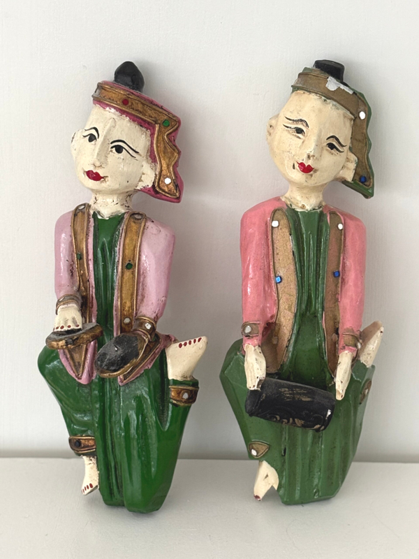 Stel handbeschilderde houten Thaise wandbeelden - Pair of hand-painted wooden Thai wall figures