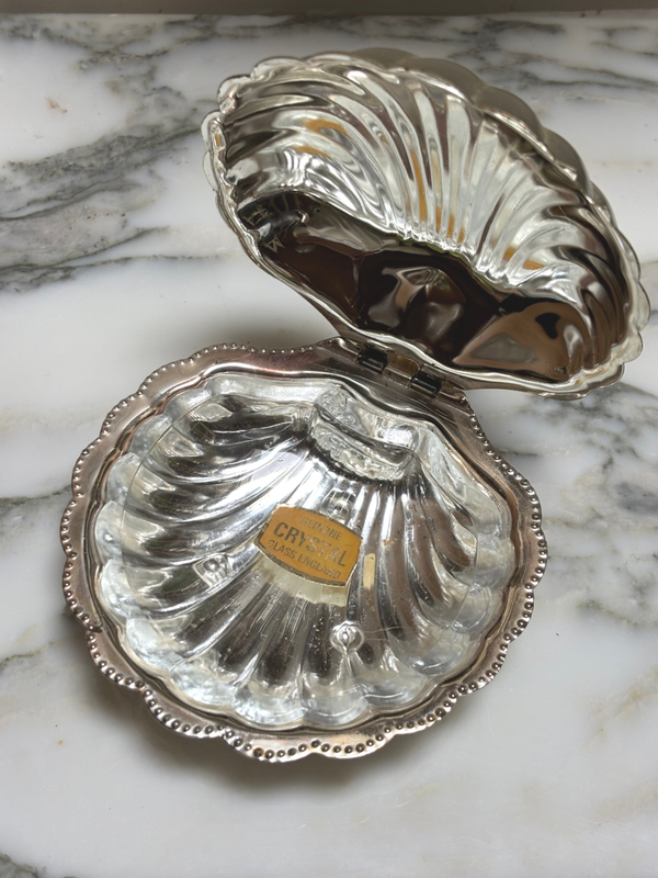 Engelse verzilverde kaviaarschelp met kristalglazen inlay - English silver-plated caviar shell with crystal glass insert