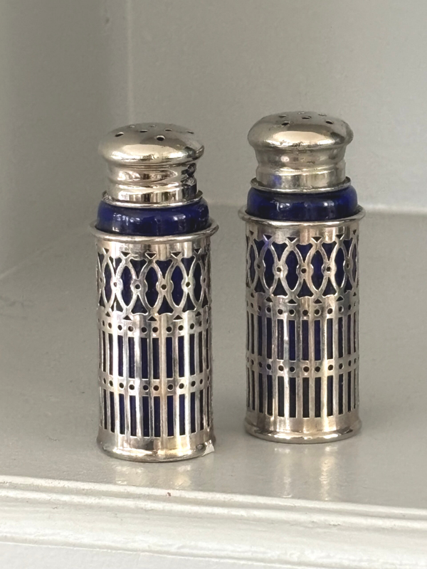 2 Verzilverde (zout)strooiers - 2 Silver-plated shakers