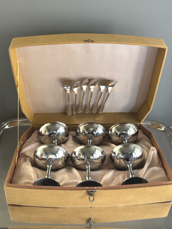 6 IJscoupes & 6 bijpassende ijslepeltjes - 6 Ice cream coupes & 6 matching spoons