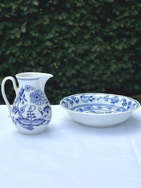 Porseleinen roomkannetje met schaaltje - Porcelain cream jug with matching dish