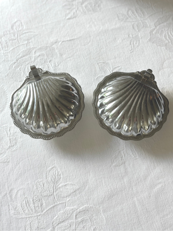 Stijlvolle set van 2 vintage boterschelpen - Elegant set of 2 vintage butter dishes