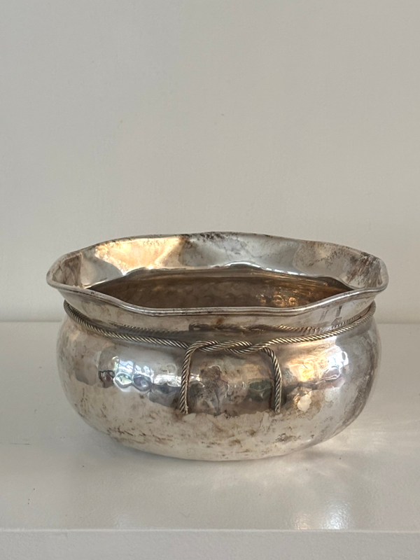 Verzilverde schaal met sierlijke details - Silver-plated dish with graceful detailing