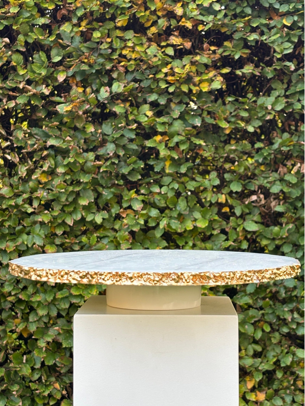 Royaal gemarmerd serveerplateau op draaibare voet - A generously sized marbled serving platter on a revolving base